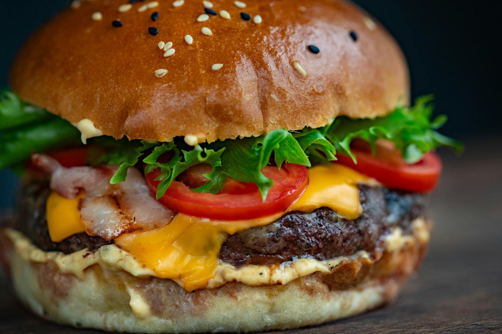 Burger bacon cheddar tomate, pain sésame, frites maison